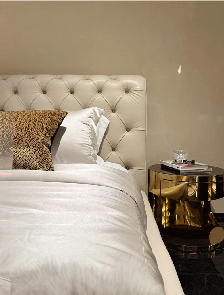 V59 Capitonne Velvet Winged Bed
